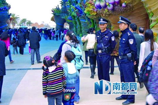 <p>    長(zhǎng)隆海洋王國(guó)春節(jié)期間共接待游客近15萬(wàn)人次，橫琴派出所長(zhǎng)隆海洋王國(guó)現(xiàn)場(chǎng)安保執(zhí)勤迎來(lái)了巨大的安保壓力。</p>