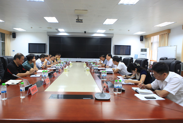湖南省政府經(jīng)濟(jì)研究信息中心匯報(bào)了省政府門戶網(wǎng)站當(dāng)前工作及全省網(wǎng)上政務(wù)服務(wù)平臺(tái)建設(shè)有關(guān)建議。
