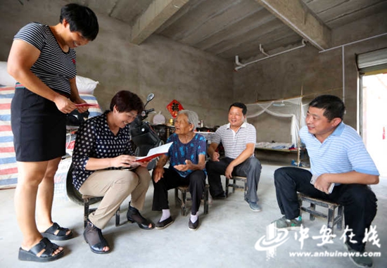 在方傳真老人家里，老人對扶貧專干的上門走訪很是熟悉，連連感謝。