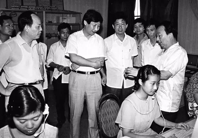 1989年夏天，習(xí)近平總書記（時任寧德地委書記）到福州調(diào)研程控電話。（資料圖片）