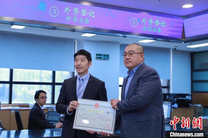 上海頒首張中國自然人出資設立的外商投資企業(yè)執(zhí)照
